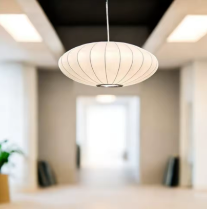 Suspension à abat-jour aplati en soie tendue sur nervures verticales