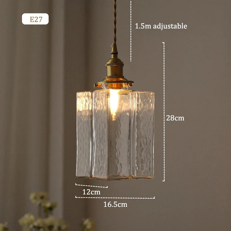 Suspension vintage à ampoule E27 apparente derrière un verre martelé